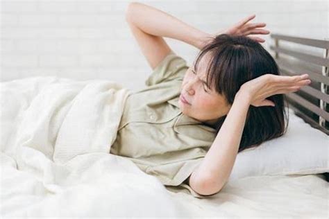 朝頭|頭痛で目が覚めるのは睡眠時頭痛が原因？症状や対処法を解説